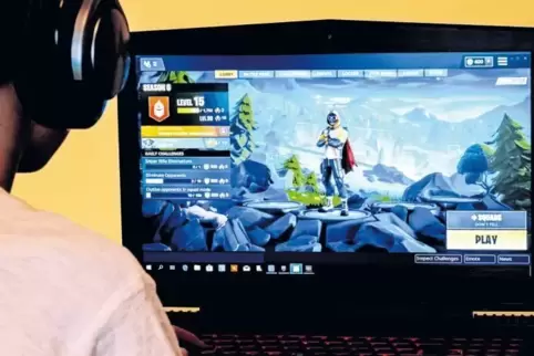 Mit Schuss- und Stichwaffen gehen beim Spiel „Fortnite“ Jugendliche in virtuellen Welten aufeinander los – nun hat es in der Rea
