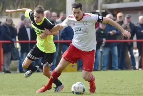 Am Sonntag Bester bei der SG Veldenzland: Fabian Herrmann (weiß) gegen Patrick Krzyzowski.  Foto: Hamm