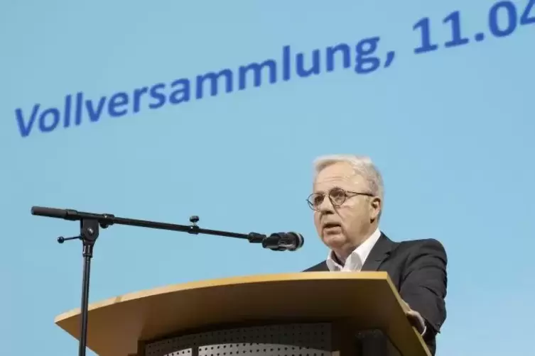 Er bleibt seinem bisherigen Politikstil an der Spitze der Universität treu: TU-Präsident Professor Helmut Schmidt.  Foto: VIEW