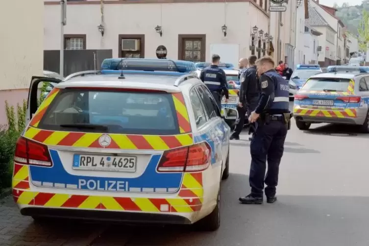  Einen Großeinsatz der Polizei hat es Sonntag in der Grünstadter Obergasse gegeben.  Foto: Schifferstein