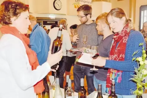 Petra Schäfer von Bockenheimer Weingut Sonnenhof schenkt jüngeren Messebesucher die Erzeugnisse des Familienbetriebs ein.