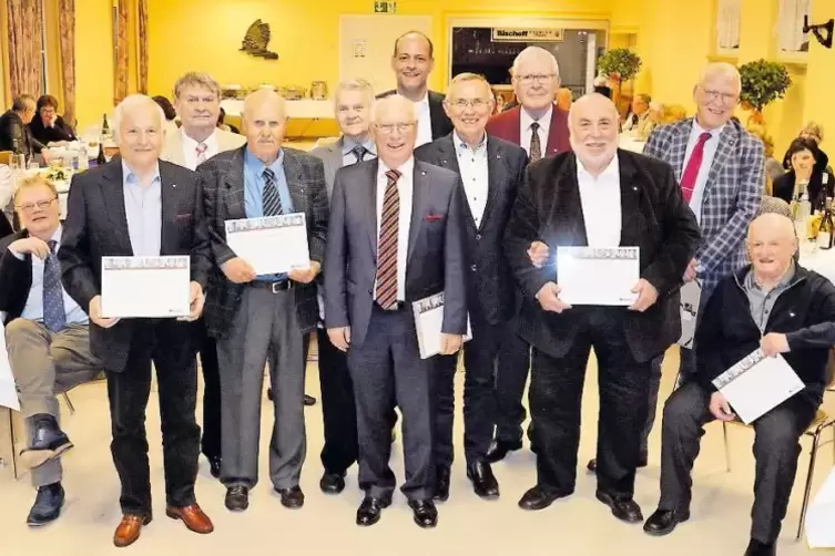 Treue Parteimitglieder wurden am Ende des Abends geehrt, darunter Hans-Peter Tolles (Mitte vorn) für 60 Jahre und Friedel Sauer 