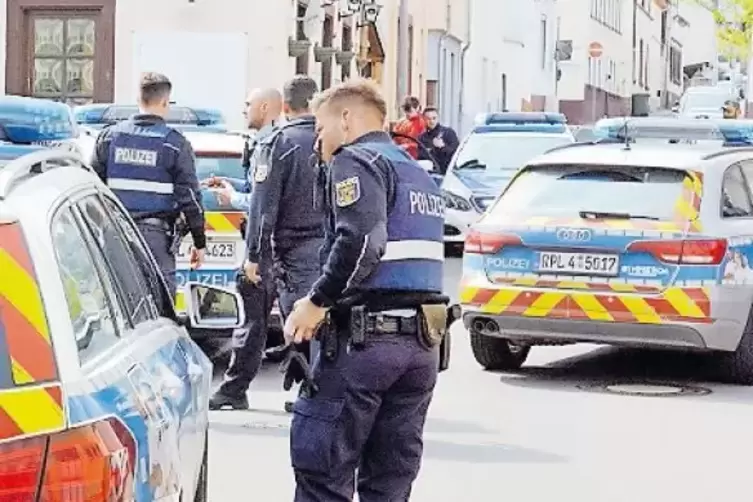 Einen Großeinsatz der Polizei hat es gestern in der Grünstadter Obergasse gegeben.