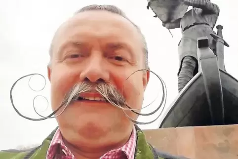 Willi Feldmanns Schnauzbart ist so lang, dass er in vielen Wettbewerbs-Kategorien gar nicht erst antreten kann.