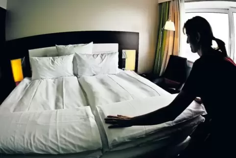 In Hotelbetten gelockt: Der Angeklagte hat sich in Neuleiningen etwa eine Stunde lang mit einer übertölpelten Pfälzerin vergnügt