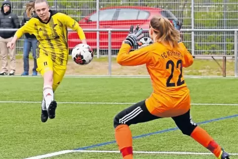 Sprungball: Luisa Knapp (links) trifft zum 1:0 für Dudenhofen.