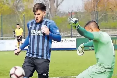 Hier kommt Speyers Marvin Sprengling gegen den Rüssinger Torwart Evandro Rachoni de Lima zu spät, in der 75. Minute aber trifft 