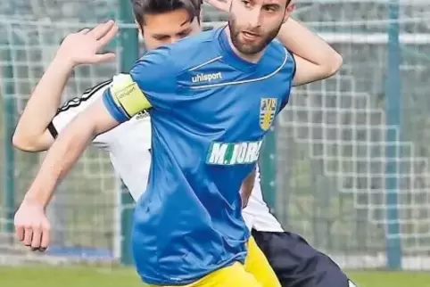 Wo ist ein Mitspieler? Rockenhausens Kapitän Josef Wernz behauptet den Ball vor Dennis Kladnicanin (TuS Steinbach).