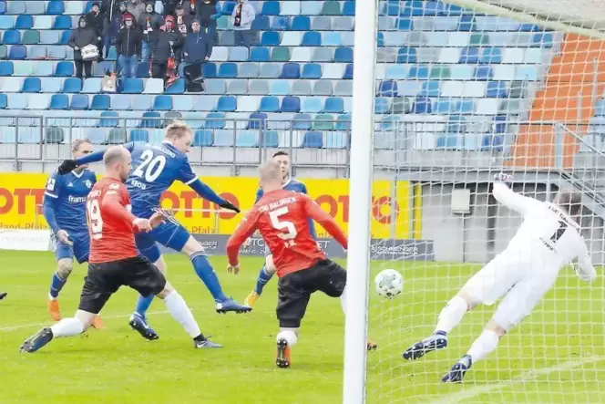 Das 1:1 durch Dennis Krob (Nummer 20). Balingens Torhüter Julian Hauser und seine Vorderleute Pablo Gil Sarrion (5) und Manuel P