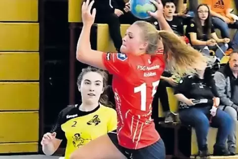 Annalena Seibel wirft das 17:12 für die FSG. Links Thaleischweilers Luca-Sophie Winkelhoff.