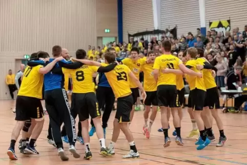 Der TSV Kandel feiert die Rückkehr in die Verbandsliga.  Foto: Iversen