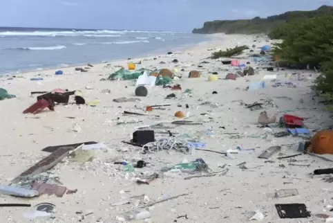 Kein seltenes Bild: mit Plastikabfällen übersäter Strand.  Foto: dpa