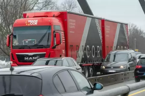 Seit Montagfrüh rollt der Verkehr wieder auf der am Wochenende gesperrten Rheinbrücke. So lange wollte ein Smart-Fahrer am Sonnt