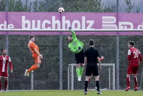 Springt und faustet: Wolfgang Hesl, Ersatztorwart der Profis des 1. FC Kaiserslautern, hebt den Ball übers Tor. Rechts Jonas Sch