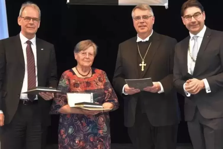 Feierlicher Moment: Albrecht Hornbach, Gerlinde Rahm und Christian Schad (von links) mit ihren Ehrenplaketten aus den Händen von