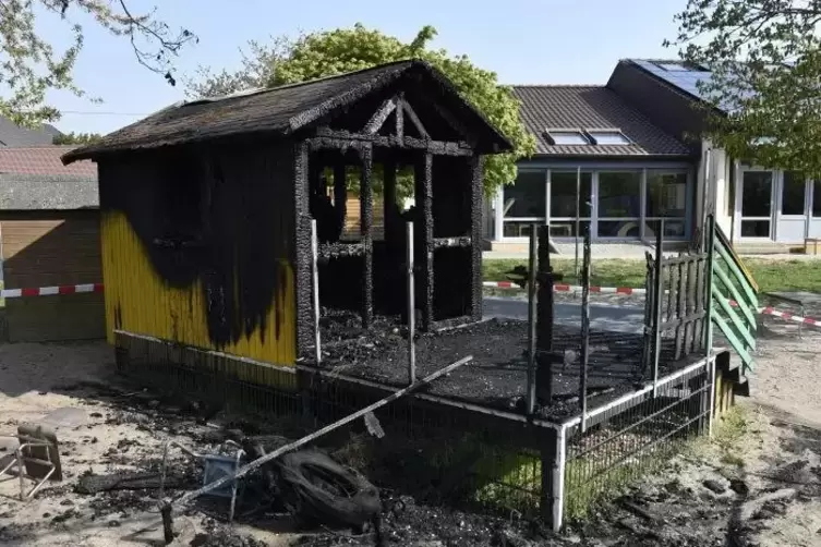Dass diese Spielhütte ausgebrannt ist, macht die Großniedesheimer Kinder sehr traurig. Foto: BOLTE
