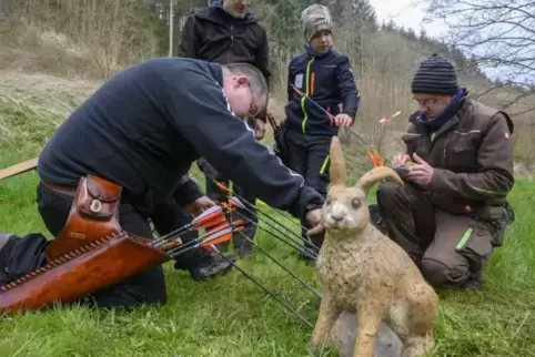 Auch ein Hase bekam beim Osterturnier etliche Pfeile ab. Foto: m. hoffmann
