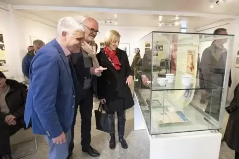 Doku-Center-Leiter Michael Geib (Mitte) lässt sich vom Pirmasener Oberbürgermeister Bernhard Matheis und dessen Frau Gudrun Math