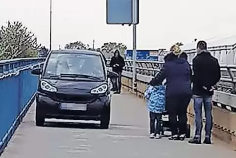 Auch wenn ein Smart ein kleines Auto ist, der Radweg bleibt ihm versperrt.