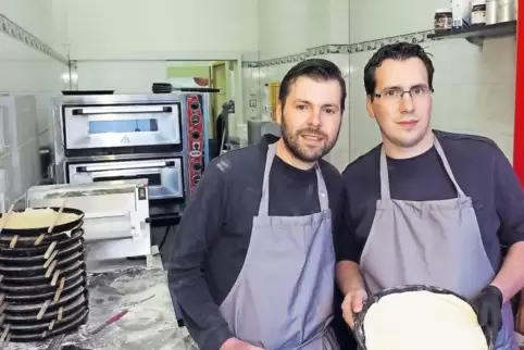 Nur 14 Quadratmeter misst die Backstube samt Verkaufsraum von den beiden Brüdern Michael (links) und Christian Wolf (rechts). De