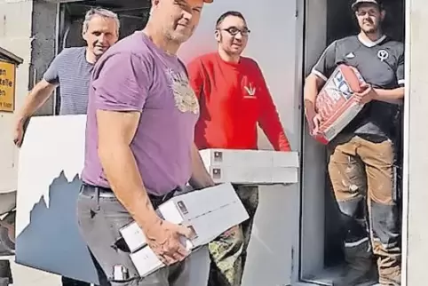 Beim Bau müssen die Battweilerer selbst mit anpacken (von links): Markus Zimmer, Michael Wolf, Sebastian Bayer und Adrian Felger