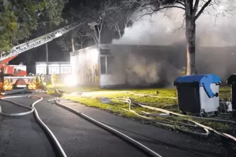 Mit 45 Mann ist die Feuerwehr in der Nacht auf Montag im Mannheimer Norden im Einsatz.