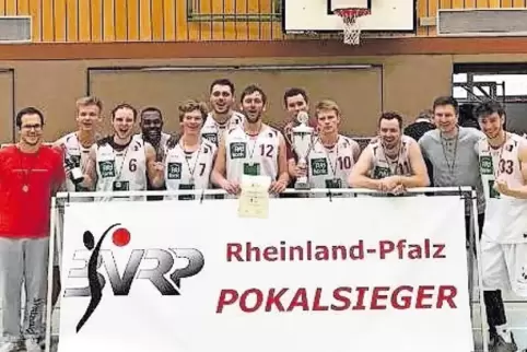 Feiern den Pokalsieg nach dem Triumph in der Meisterschaft: Die Basketballer der SG TV Dürkheim/BI Speyer II.