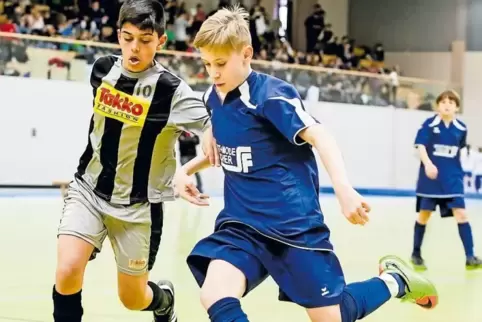 Zug zum Tor: Luis Reinecke (in Blau) vom Nordpfalzgymnasium gegen Luca-Mirko Chirivi vom Gymnasium am Römerkastell Bad Kreuznach