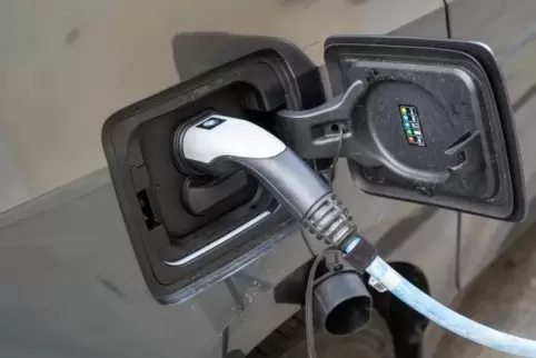 Knapp 15.000 Euro haben die Gemeindewerke in eine E-Tankstelle investiert. Foto: dpa