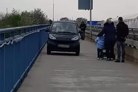 Zeugenfoto des Smart auf dem Fuß- und Radweg.  Foto: privat/frei