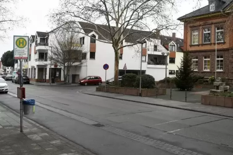 Nach Ansicht des Beirats ein kritischer Bereich: die Frankenthaler Straße zwischen Kirche und Grundschule (rechts).  Foto: BOLTE