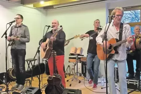 Irish-Folk-Rocker (von links): Daniel Draxler am Banjo, Saoirse Mhór (Sänger mit Gitarre), Marcus Eichenlaub mit der Fiddle, Tho