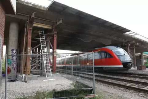 Von Mittwoch bis Montag, 24. bis 29. April, stellt die Bahn den Zugverkehr zwischen Neustadt und Landau ein. Foto: van