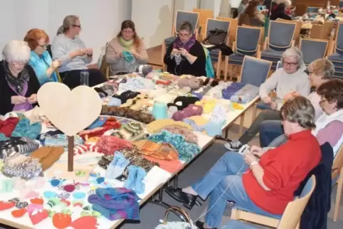  Die fertigen Schätze liegen auf dem Tisch, die Damen haben aber noch lange nicht genug.  Foto: Petra Würth