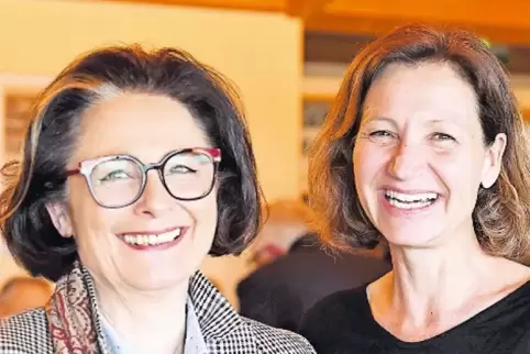 Die scheidende Präsidentin Christine Seibold-Purps (links) ehrte Elke Mayerhöfer für 40 Jahre Mitgliedschaft beim DHC.