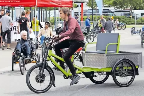 Ein Lastenrad mit Wasserstoffantrieb, der legendäre Messerschmitt Kabinenroller als einsitziges Pedelec und Solarzellen als Zusa