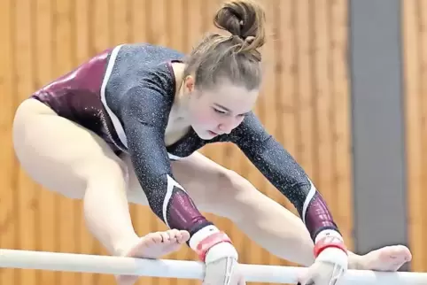 Heimspiel: Milena Carius von der Contwig kam in der Contwiger IGS-Sporthalle am Stufenbarren auf 10,10 Punkte.
