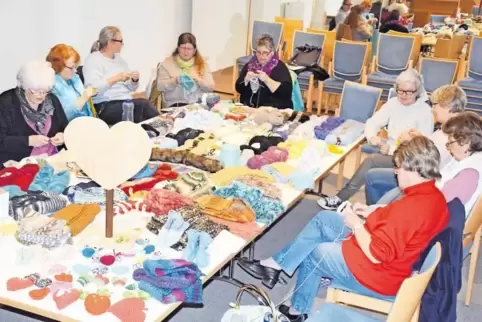 Die fertigen Schätze liegen auf dem Tisch, Initiatorin Sabina Bleul (Vierte von rechts) macht selbst leidenschaftlich gerne Hand