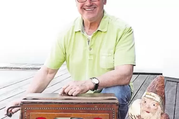 Drehorgel, Zylinder und Nikolaus erinnern Rudolf M&uuml;ller an seine Familiengeschichte.