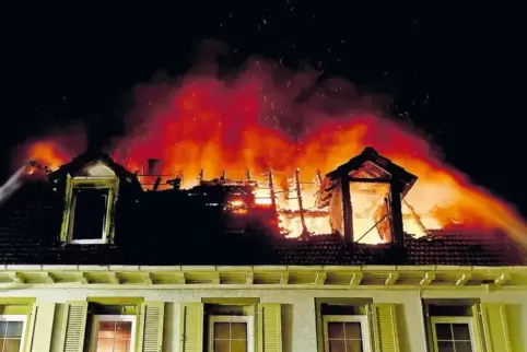 Großbrand in der Kirchheimbolander Altstadt: Mit 60 Personen haben die Wehrleute in der Nacht auf Dienstag ein Feuer gelöscht.