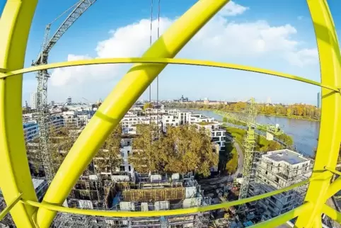 Hier wird seit Jahren eifrig gebaut: Rheinufer Süd.