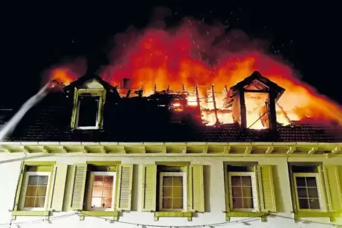 Großbrand in der Kirchheimbolander Altstadt: Mit 60 Personen haben die Wehrleute in der Nacht auf Dienstag ein Feuer gelöscht.
