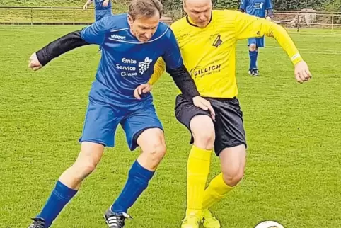 Gleichauf im Kampf um den Ball: der Haßlocher Tim Stocker (rechts) und Holger Schütz aus Altdorf-Böbingen.