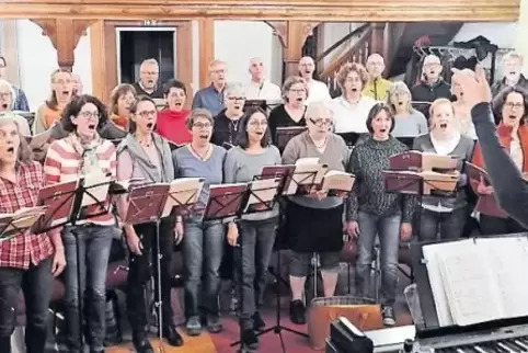Nicht, dass die Töne in den Hals rutschen: Der Chor Canto Del Mondo probt sein neues Programm.