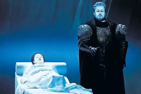 Otello (Stuart Skelton) tötet seine Gattin Desdemona (Sonya Yoncheva): Szene aus dem vierten Akt von Verdis Oper in Baden-Baden.