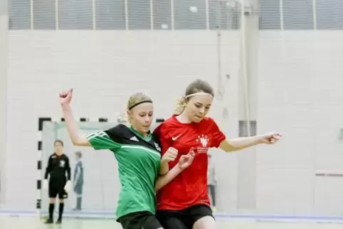 In der Partie gewann das HHG 1:0: Johanna Metzler (links) vom Gymnasium auf dem Asterstein und Hannah Berndt vom HHG kämpfen um 