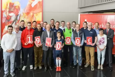 Gruppenbild mit Sparkassenchef Thomas Traue (rechts). Foto: Sparkasse 
