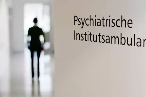 Weil der Mann einen verwirrten Eindruck machte und alle um sich herum bedrohte, brachte ihn die Polizei in eine psychiatrische E