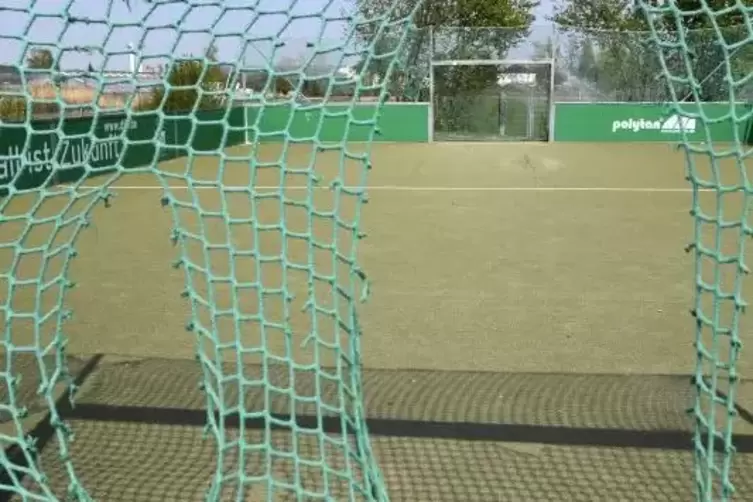 Die Netze am DFB-Spielfeld in Lambsheim wurden offenbar mutwillig zerschnitten.  Foto: BOLTE