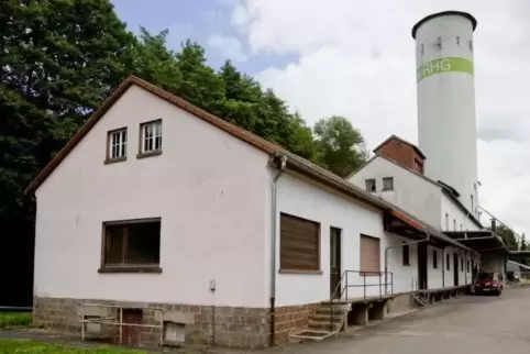 In Reichenbach-Steegen ist umstritten, wie es mit dem einstigen Raiffeisengbäude im Ortskern weitergehen soll.  Foto: VIEW